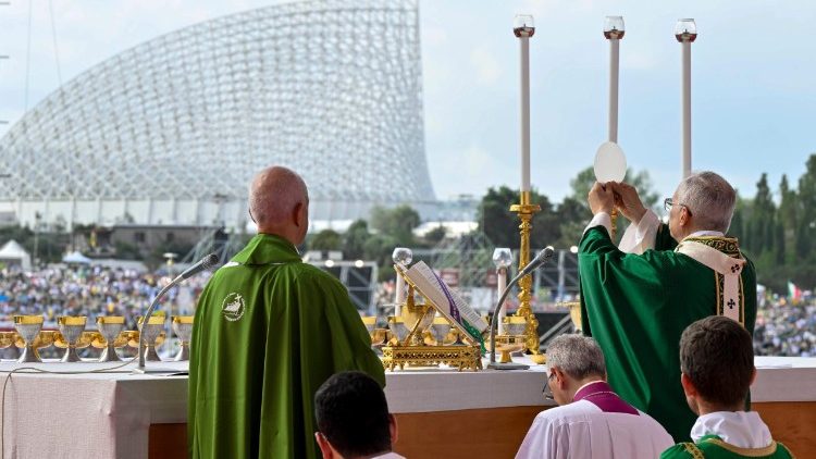 Il Papa mentre innalza l'Eucaristia
