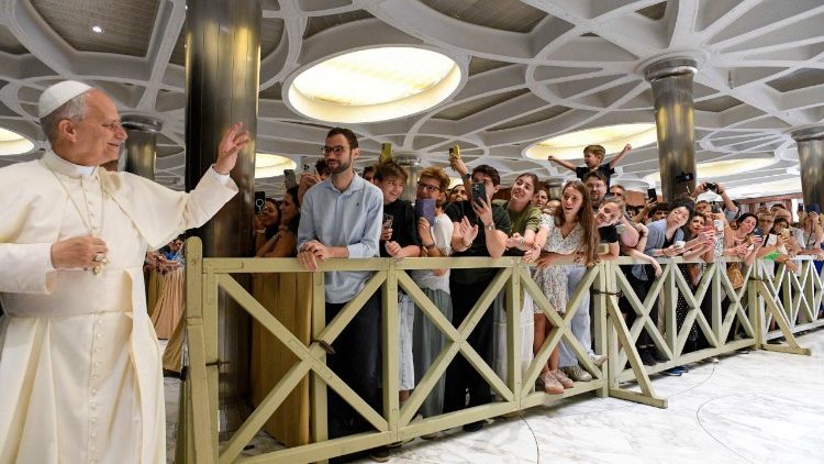 Leone XIV ha salutato con affetto i fedeli che lo attendevano nell'atrio dell'Aula Paolo VI. 