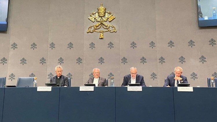 La conferenza stampa nella Sala Stampa della Santa Sede 