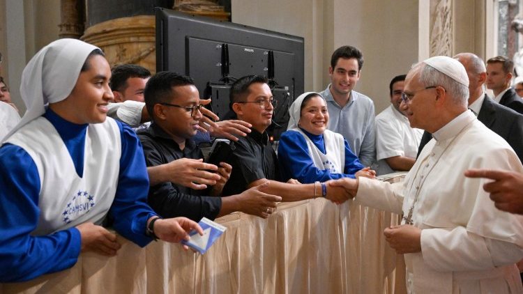 Alcune religiose e religiosi salutano Leone XIV