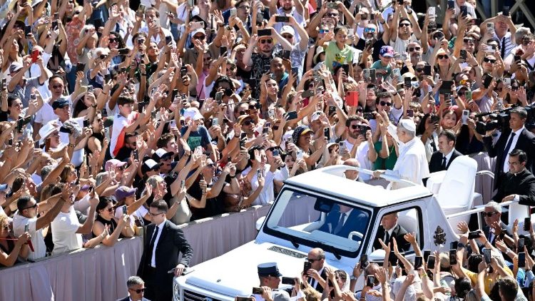 Il Papa tra i fedeli all'inizio dell'udienza