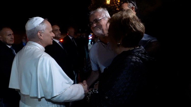 Leone XIV saluta alcune persone che lo attendevano fuori dalla residenza di Castel Gandolfo