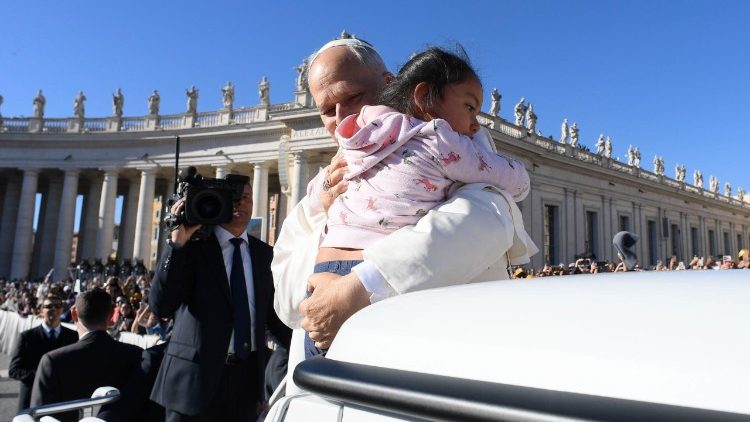 Il Papa abbraccia una bambina all'udienza generale