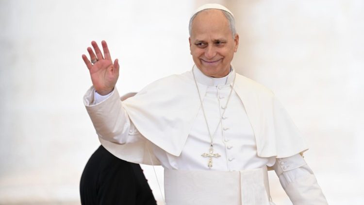 Papa Leone XIV saluta i fedeli in piazza San Pietro prima dell'inizio dell'Udienza generale. 