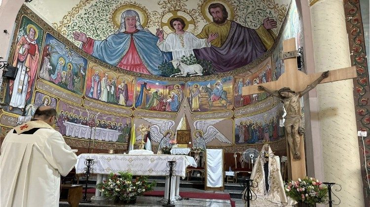 Il parroco della Sacra Famiglia a Gaza, padre Gabriel Romanelli, celebra la Messa.