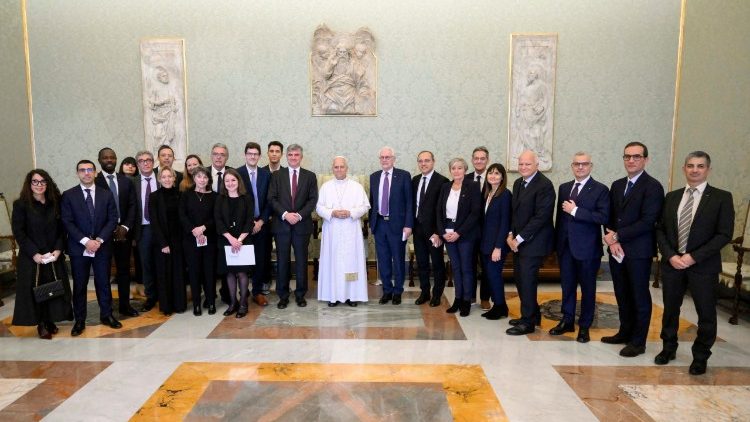 Foto di gruppo al termine dell'udienza