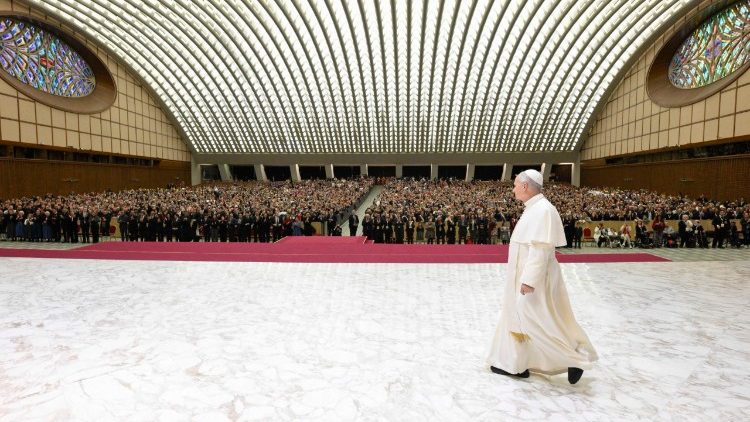 Papa Leone XIV durante l'udienza a donatori di albero e presepe in Piazza San Pietro