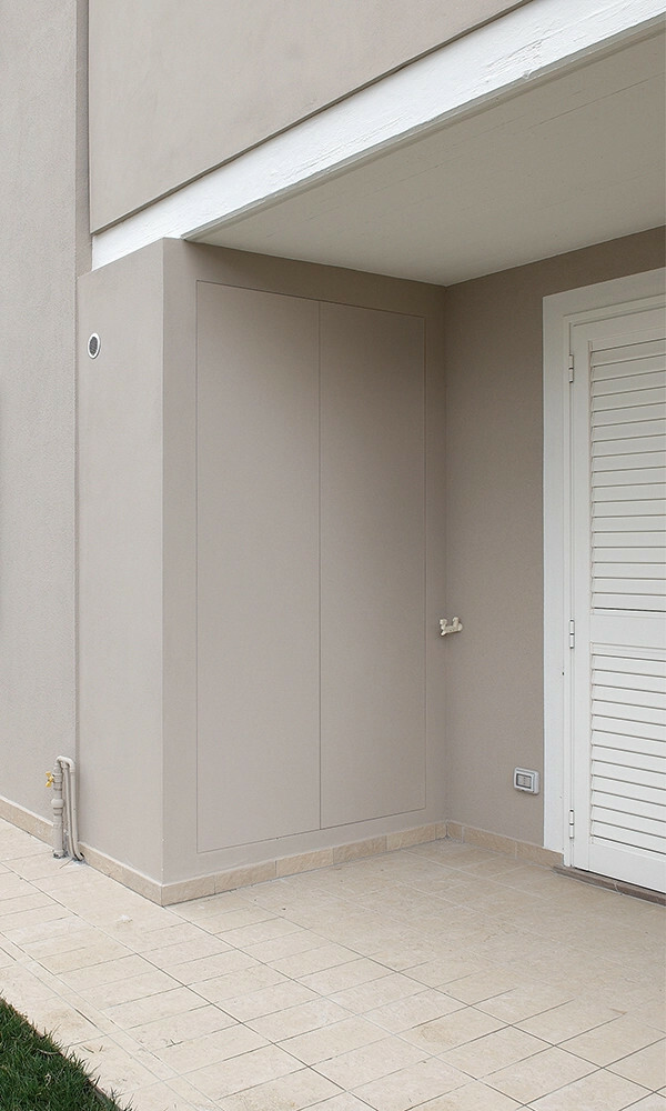 Come proteggere contatori e impianti all’esterno con ante su misura