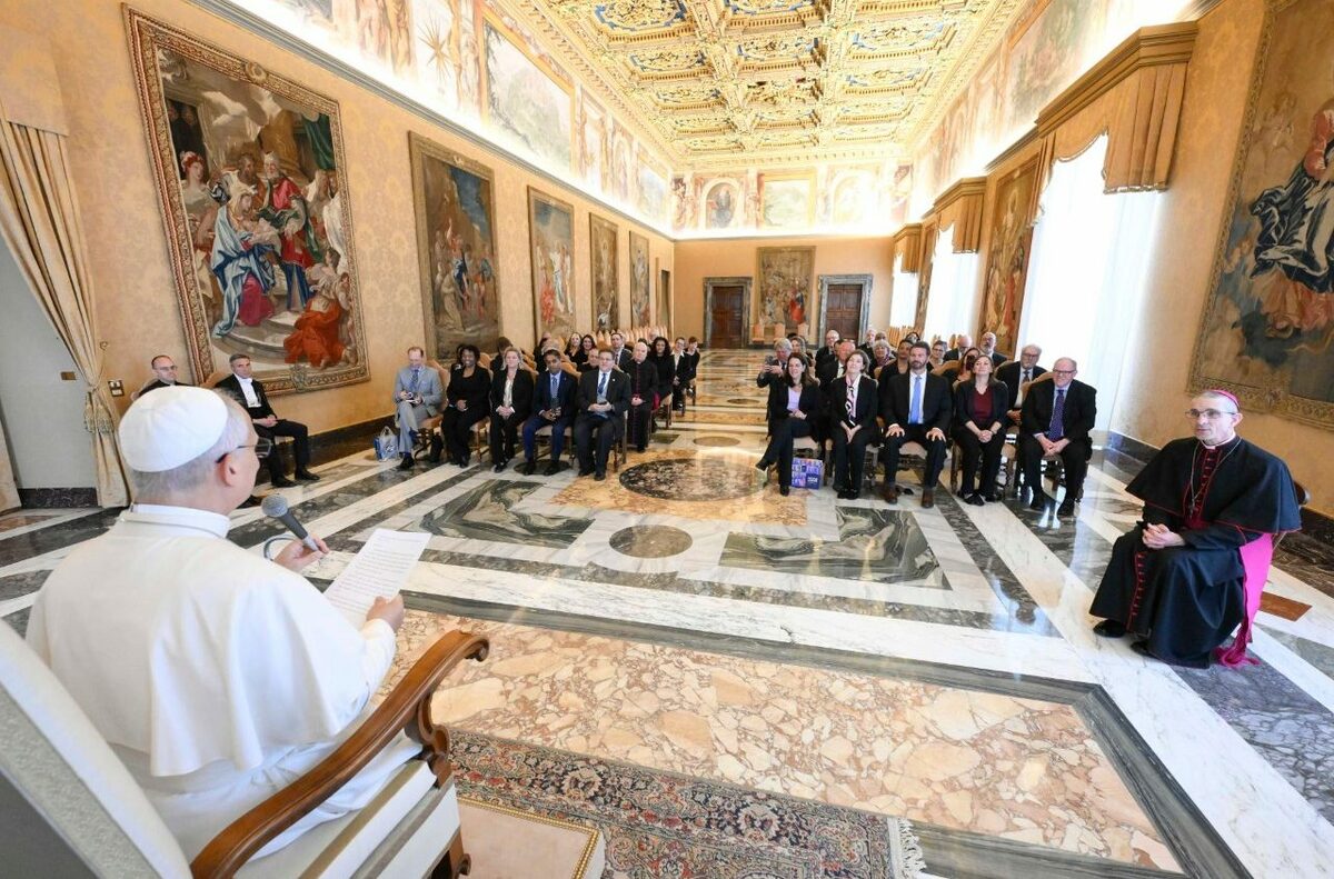 Non scoraggiarsi nella cura dei poveri: il Papa richiama alla speranza concreta