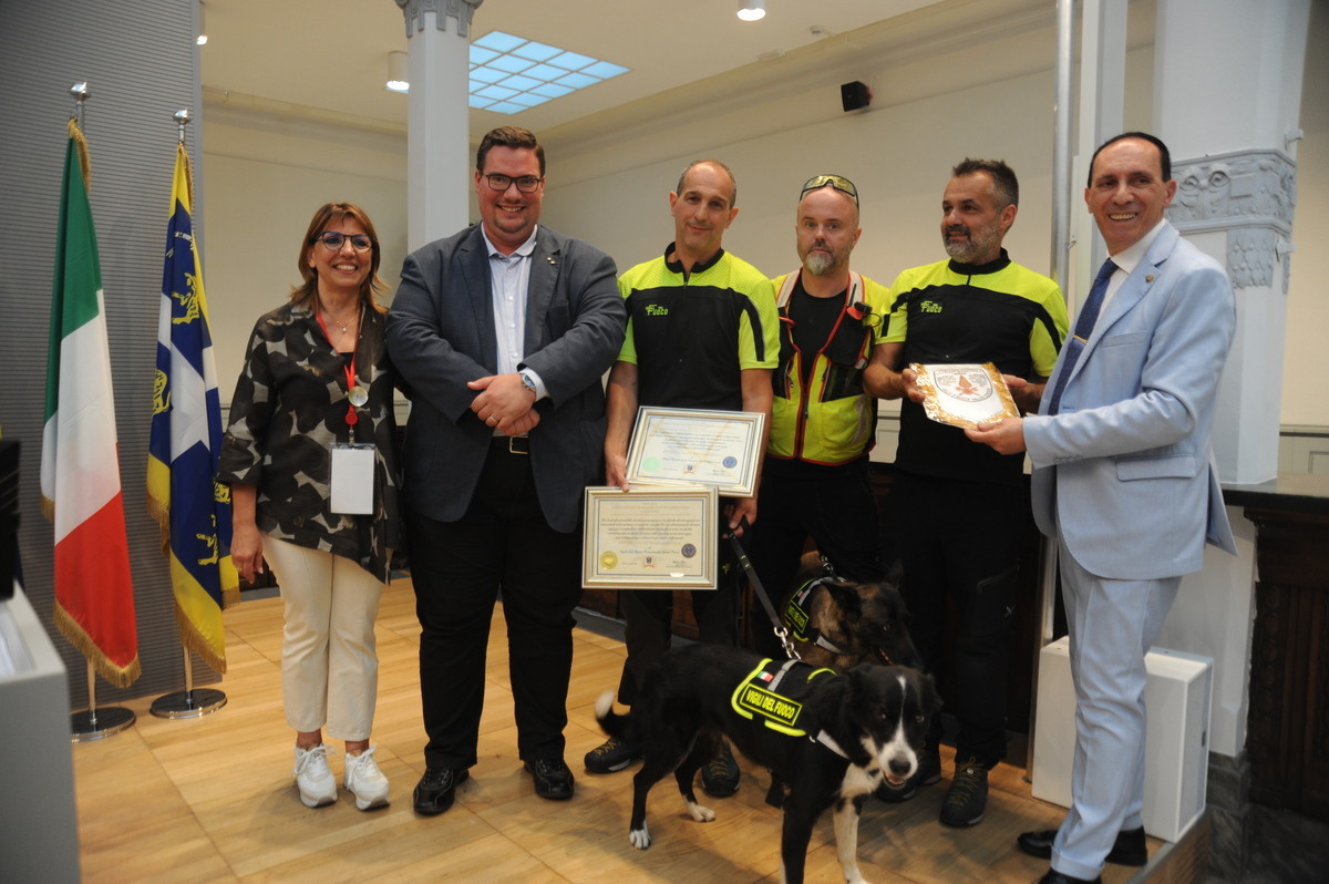 Soccorso: benemerenza nazionale all'Unità cinofila dei Vigili del Fuoco e al cane Teo