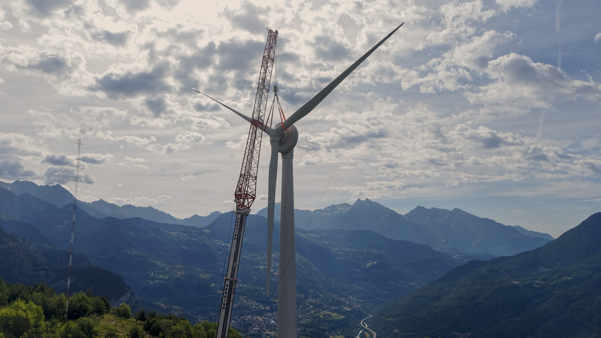 Transizione energetica: CVA completa il nuovo aerogeneratore a Saint-Denis
