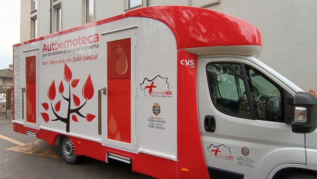 Sanità, ad Aosta debutta la nuova autoemoteca dell'Azienda USL