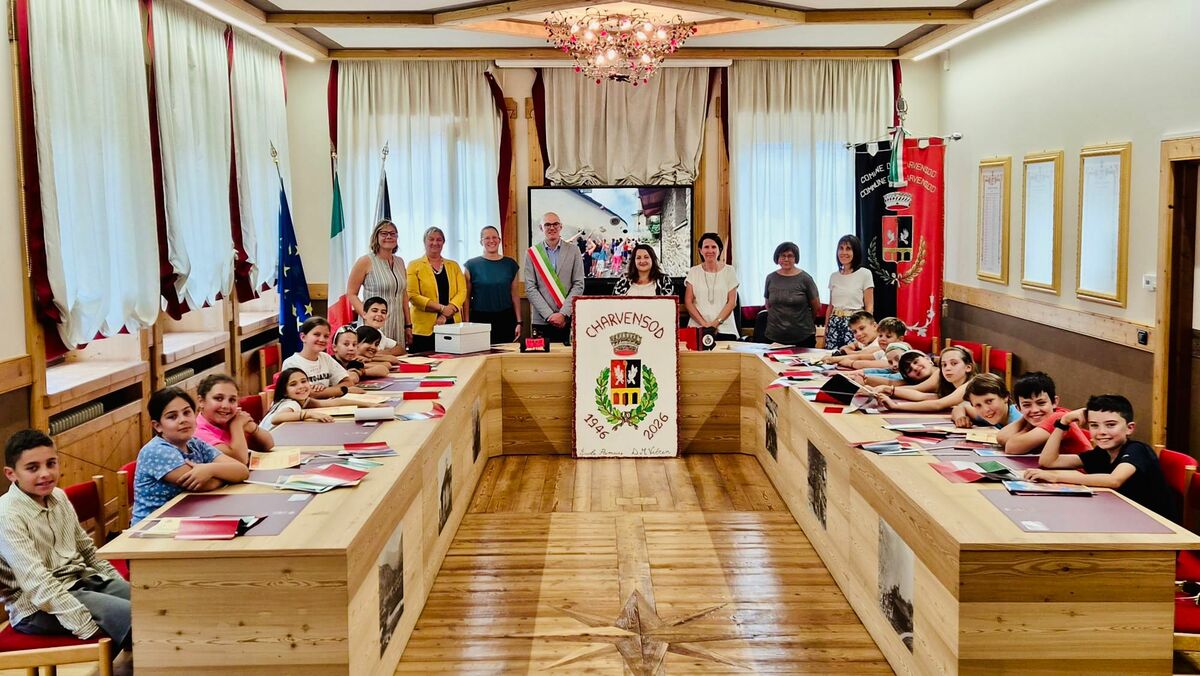 Charvensod, un saluto che diventa futuro: consegnate le “maturità comunali” ai bambini delle quinte