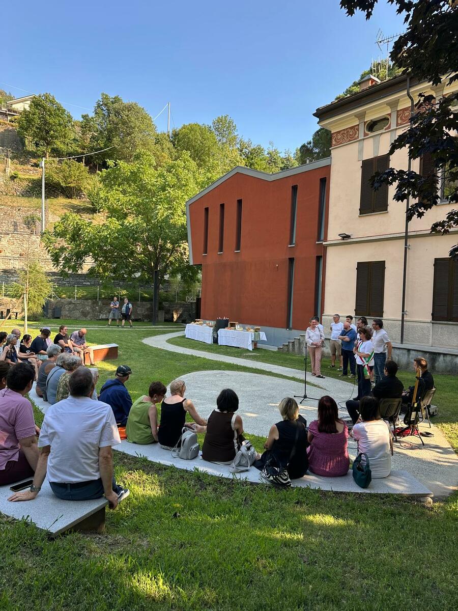 Spazio verde con zone lettura presso Villa Michetti, ambiente curato tra natura e cultura, immagine di approfondimento