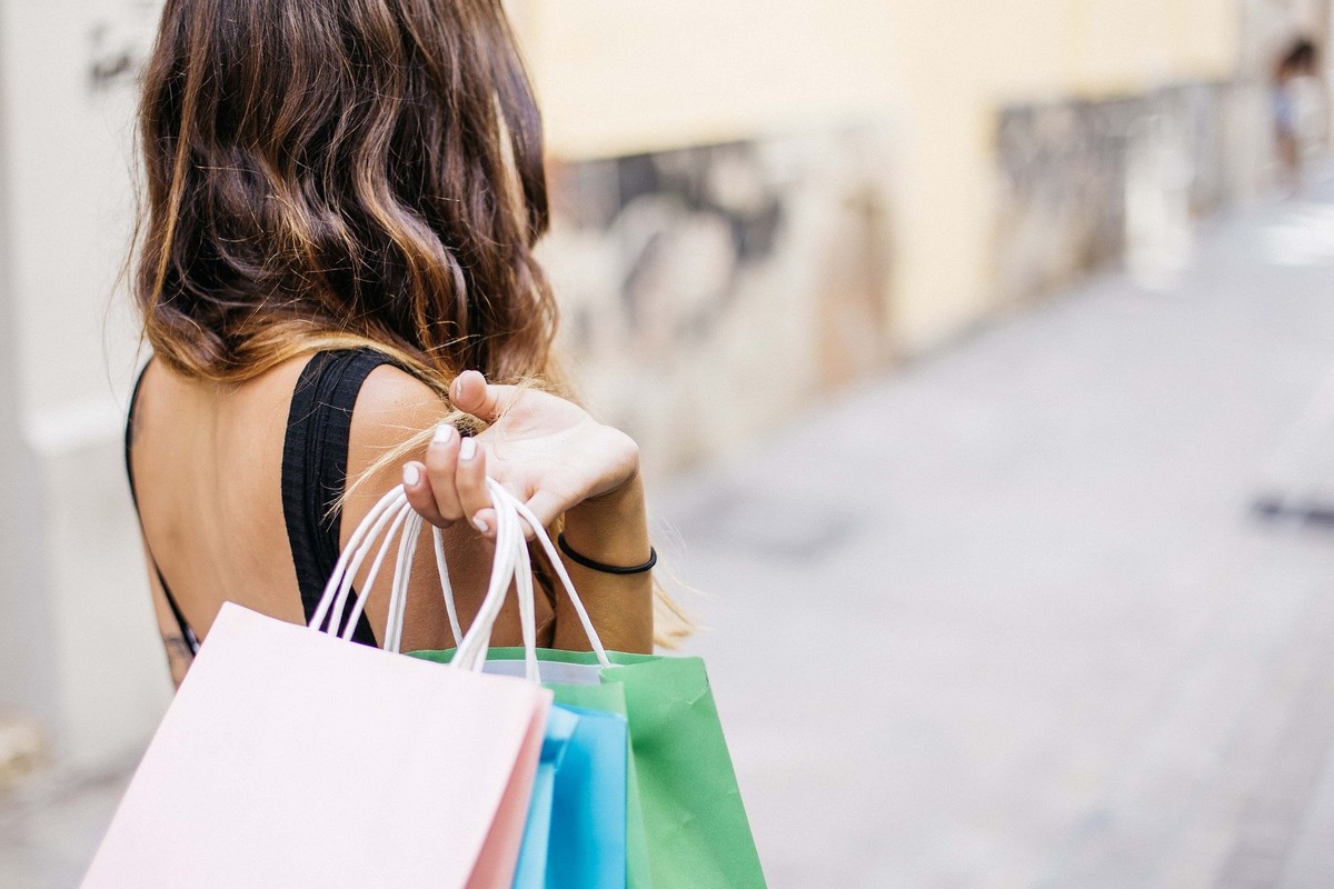 Saldi estivi 2026: al via il 4 luglio, ma il caro-vita frena gli acquisti
