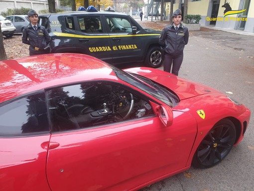 Guardia di finanza sequestra falsa Ferrari F430 [VIDEO]