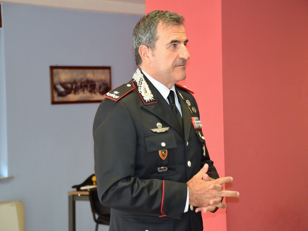 Il Generale Antonio Di Stasio saluta i Carabinieri di Aosta, un ...