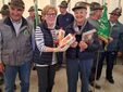 La Madrina dell'Aosta, Gabriella Ferrarese, consegna le Tegole Valdostane alla Madrina di Novi La Madrina dell'Aosta, Gabriella Ferrarese, consegna le Tegole Valdostane alla Madrina di Novi