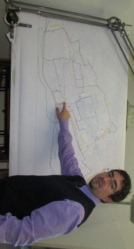 L'assessore Flavio Serra illustra la mappa delle piste ciclabili da realizzare ad Aosta. In basso, la mappa in evidenza e la legenda delle piste
