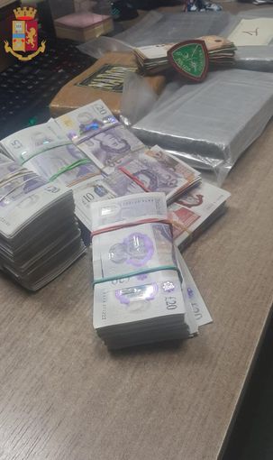 La Polizia di Frontiera del Traforo del Monte Bianco arresta autotrasportatore italiano con kg 5,350 di cocaina e denaro contante per 50.000 euro La Polizia di Frontiera del Traforo del Monte Bianco arresta autotrasportatore italiano con kg 5,350 di cocaina e denaro contante per 50.000 euro