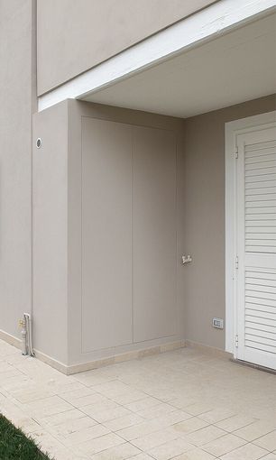 Come proteggere contatori e impianti all’esterno con ante su misura