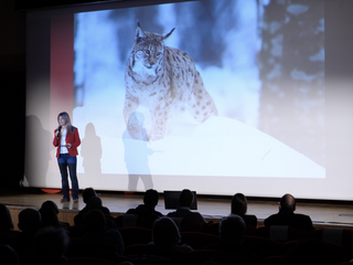 Luisa Vuillermoz sul palco del GPFF Winter Preview, introduce l'argomento della lince e l'intervento del Professor Luigi Boitani.