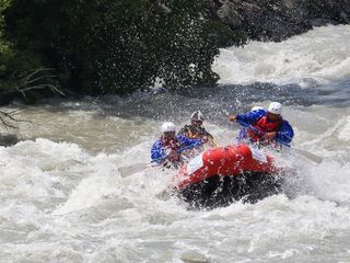 Rafting sulle rapide della Dora Baltea a Villeneuve (foto Enrico Romanzi)