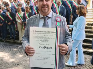 Luca Fusaro con l'attestato