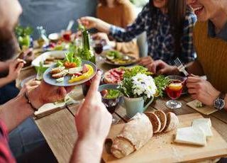 Vino, carne rossa e burro: i 'tre no' di Garattini a tavola