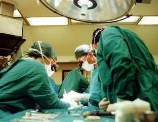 Napoli, cuore 'danneggiato' trapiantato a bimbo di 2 anni: aperta inchiesta e sospesi due medici Napoli, cuore 'danneggiato' trapiantato a bimbo di 2 anni: aperta inchiesta e sospesi due medici