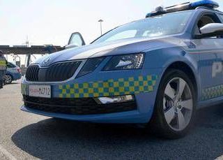 Incidente A1, camion invade carreggiata: tratto chiuso e traffico in tilt Incidente A1, camion invade carreggiata: tratto chiuso e traffico in tilt