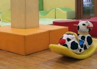 Bimbi picchiati e insultati all'asilo nido, scatta divieto di dimora per 5 maestre