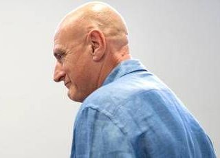 A Chico Forti permesso per lavorare: insegna windsurf ai disabili e inglese agli anziani