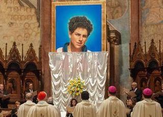 Le reliquie di Carlo Acutis messe all'asta sul web, la denuncia del vescovo di Assisi
