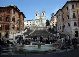 Roma, turista spagnola muore cadendo da parapetto Trinità dei Monti