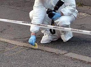 Sparo contro un gruppo di ragazzi in strada a Napoli, ucciso un 18enne