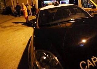 Uccide la moglie a coltellate, poi tenta il suicidio: femminicidio nel torinese