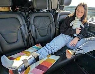 Sanremo, Francesca Michielin con il tutore: &quot;Caduta dalle scale dell'Ariston&quot;