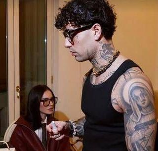 Sanremo, Tony Effe al Festival con Giulia De Lellis: la scatto social