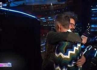 Sanremo 2025, Simone Cristicchi e Gabriele Corsi: abbraccio e commozione - Video