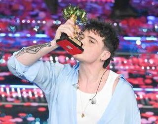Sanremo 2025, trionfo Olly con 'Balorda Nostalgia': ecco il film della finale