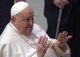 Papa Francesco ricoverato: &quot;Ho ancora bisogno di cure per la mia bronchite&quot;