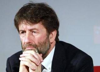 Cognome solo della madre, la proposta di Franceschini divide