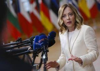 Ucraina, Meloni lavora a vertice Parigi: Italia c'è ma resta nodo invio truppe
