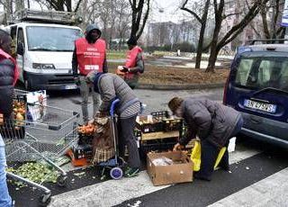 Calano i redditi familiari, 23,1% della popolazione a rischio povertà: i dati Istat