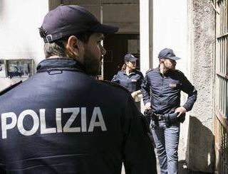 Spoleto, donna trovata morta in casa. Marito sul ponte minaccia il suicidio: &quot;L'ho uccisa&quot;