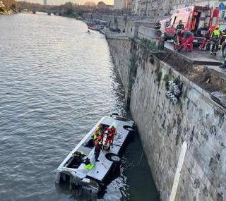 Torino, pullman finisce nel fiume Po in centro città