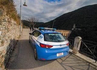 Spoleto, donna trovata morta in casa. Marito sul ponte minaccia il suicidio: &quot;L'ho uccisa&quot;