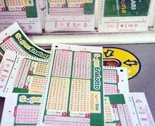 Superenalotto, la combinazione vincente di oggi. Sale il montepremi Superenalotto, la combinazione vincente di oggi. Sale il montepremi