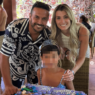 Pedro, il figlio Marc festeggia con la coroncina e in canottiera: i commenti sotto al post Pedro, il figlio Marc festeggia con la coroncina e in canottiera: i commenti sotto al post